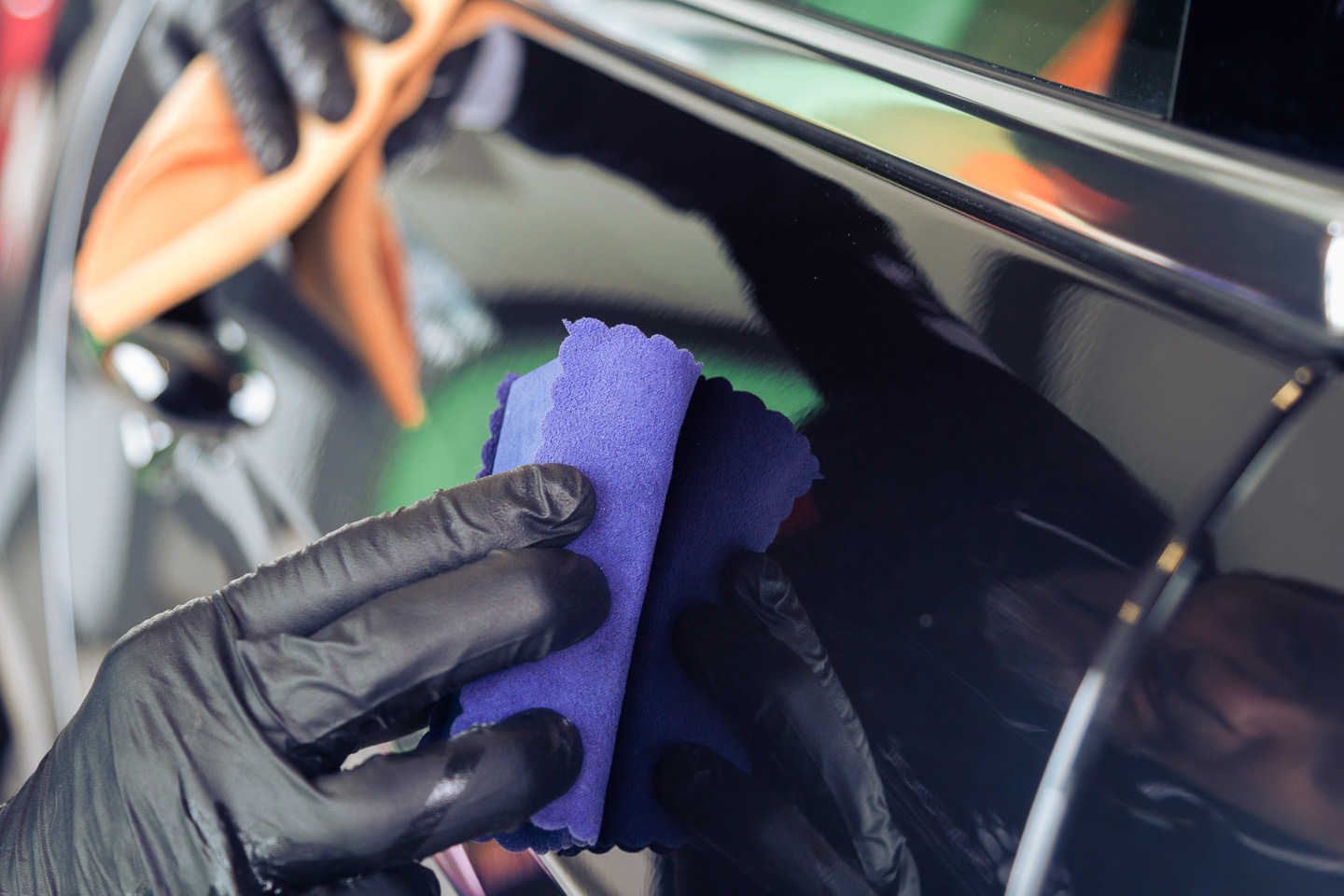 Applicazione coating ceramico su carrozzeria nera